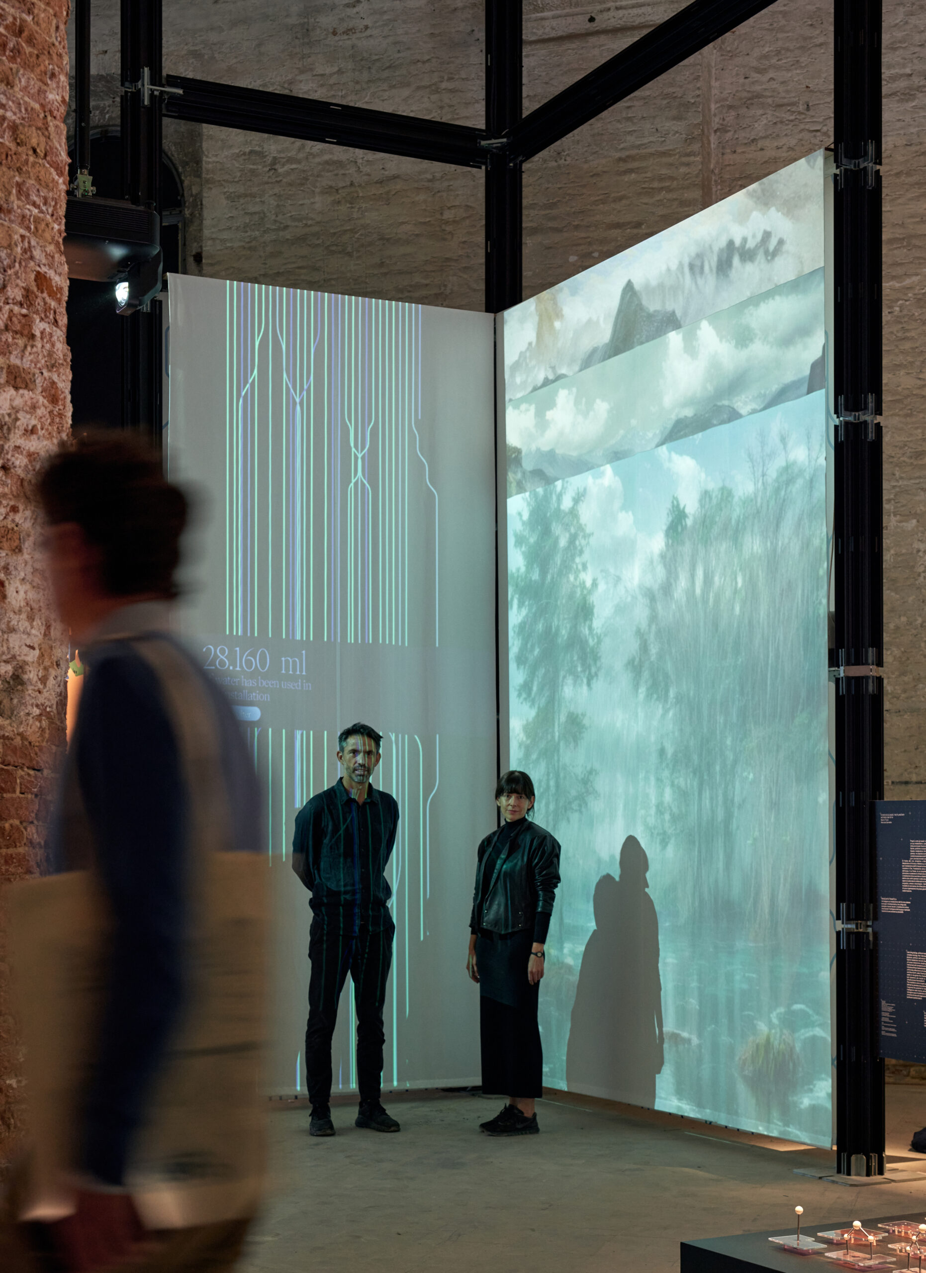 INSTALACIÓN DE MANUELA GARRETÓN Y MARTÍN TIRONI SOBRE LA HUELLA HÍDRICA DE LA INTELIGENCIA ARTIFICIAL ES PARTE DE LA BIENAL DE ARQUITECTURA DE VENECIA 2025